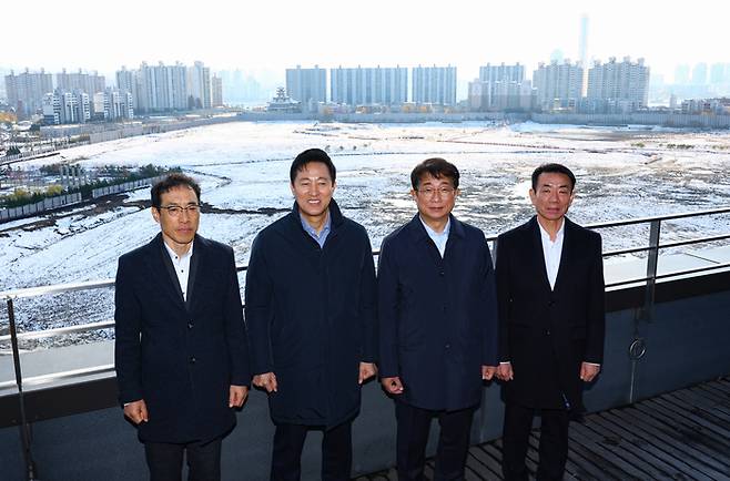 심우섭(왼쪽부터) 서울토지주택공사 사장 직무대행과 오세훈 서울시장, 박상우 국토교통부 장관과 한문희 한국철도공사 사장이 28일 서울 용산구 드래곤시티호텔에서 열린 용산국제업무지구 개발계획 공동협약식을 마친 뒤 용산국제업무지구 부지를 배경으로 기념촬영 하고 있다. [이충우 기자]