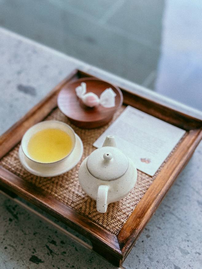 7층 야외 인피니티 온천 이용 시 제공되는 웰니스 차 / 사진=권효정 여행+ 기자