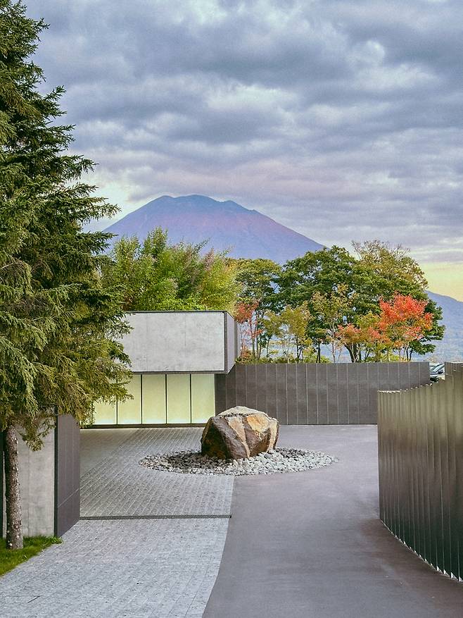 건축 공사 중 발견된 돌을 예술적 요소로 살린 모습 / 사진=권효정 여행+ 기자