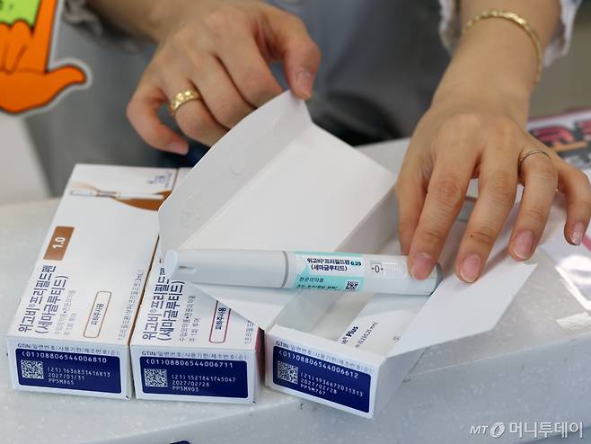 (서울=뉴스1) 황기선 기자 = 16일 서울 강남구 파크약국에서 약사가 입고된 비만치료제 '위고비'를 정리하고 있다.   덴마크 제약사 노보노디스크가 개발한 ‘위고비’는 지난 15일 국내에 출시 됐다.  펜 모양의 주사 1개로 주 1회, 1개월씩(4주) 투여하도록 개발·제조된 위고비는 의사의 처방 후 약사의 조제·복약지도에 쓰일 수 있는 전문의약품이다. 2024.10.16/뉴스1  Copyright (C) 뉴스1. All rights reserved. 무단 전재 및 재배포,  AI학습 이용 금지. /사진=(서울=뉴스1) 황기선 기자