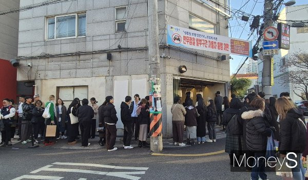 성동구가 추진한 '상생 협약'이 정작 유동 인구가 많은 연무장길에선 실효성이 없는 것으로 나타났다. 사진은 지난 22일 서울 성수동 연무장길의 한 베이커리에 손님이 몰려 줄을 선 모습. /사진=홍승주 기자