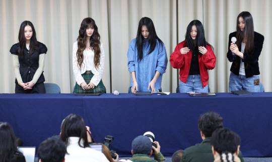 걸그룹 뉴진스가 지난 28일 오후 서울 강남구 스페이스쉐어 삼성역센터에서 열린 전속계약 해지 관련 기자회견에 참석해 있다. 해린(왼쪽부터), 다니엘, 민지, 하니, 혜인. 연합뉴스