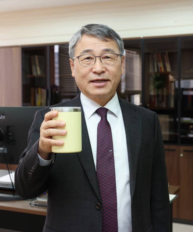 정근식 서울시교육감이 26일 서울 종로구 서울시교육청 본청 집무실에서 자신의 텀블러를 들어 보이고 있다.   서울시교육청 제공