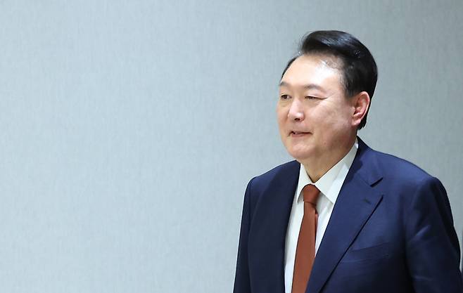 윤석열 대통령이 지난 27일 서울 용산 대통령실 청사에서 열린 중장 진급·보직 신고 및 삼정검 수치 수여식에 입장하고 있다. [연합]