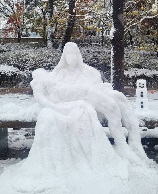 지난 27일 서울 성북구 국민대 예술대학 앞에 만들어진 피에타 눈사람 [국민대학교 인스타그램]