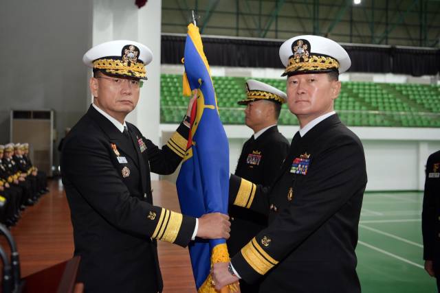 ▲29일 제32대 해군 제2함대사령관으로 취임한 허성재 해군소장이 황선우 해군작전사령관(중장)으로부터 부대기를 이양받고 있다.ⓒ해군2함대