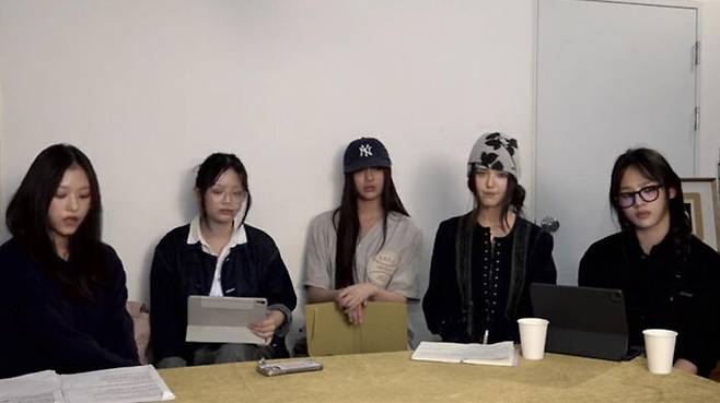 유튜브 라이브 방송하는 걸그룹 뉴진스