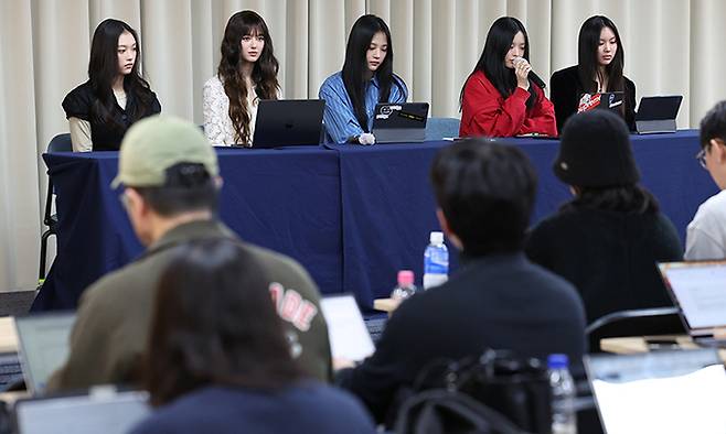 걸그룹 뉴진스가 28일 오후 서울 강남구 스페이스쉐어 삼성역센터에서 열린 전속계약 해지 관련 기자회견에 참석해 있다. 왼쪽부터 해린, 다니엘, 민지, 하니, 혜인.공동취재