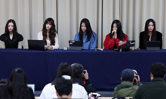 그룹 뉴진스가 28일 서울 강남구 스페이스쉐어 삼성역센터에서 어도어와의 전속계약 해지 관련 긴급 기자회견을 하고 있다. 왼쪽부터 해린, 다니엘, 하니, 민지, 혜인. 뉴스1