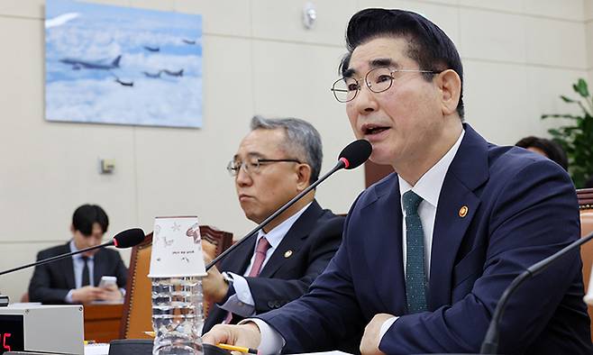 김용현 국방부 장관이 28일 오전 서울 여의도 국회에서 열린 국방위원회 전체회의에서 의원 질의에 답변하고 있다. 뉴진스