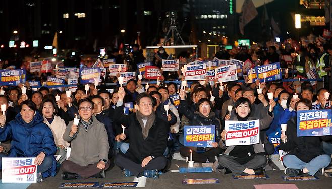 11월23일 서울 광화문광장에서 열린 '김건희·윤석열 국정농단 규탄·특검 촉구 제4차 국민 행동의 날'집회에 이재명 더불어민주당 대표가 참석해 구호를 외치고 있다. ⓒ시사저널 박정훈