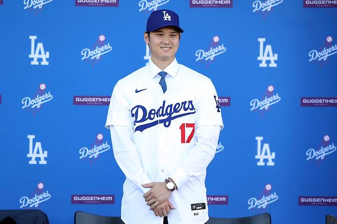 오타니 쇼헤이가 지난해 12월 14일 미국 캘리포니아주 LA 다저스타디움에서 열린 LA다저스 입단식에 참석해 기념촬영하고 있다.     게티이미지코리아
