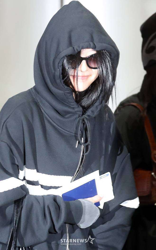 그룹 뉴진스(NewJeans) 하니가 일본 일정을 위해 29일 오전 서울 강서구 김포국제공항을 통해 출국하고 있다. 2024.10.29 /사진=임성균 tjdrbs23@