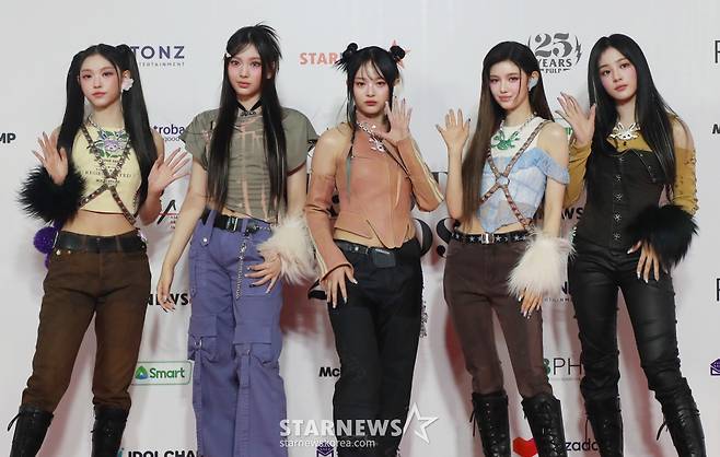 걸그룹 뉴진스가 14일 필리핀 아레나에서 열린 '2023 아시아 아티스트 어워즈 인 필리핀'(2023 Asia Artist Awards IN THE PHILIPPINES, 이하 '2023 AAA') 레드카펫 행사에 참석해 포즈를 취하고 있다.  '2023 AAA'는 스타뉴스가 주최하고 Asia Artist Awards 조직위원회, TONZ 엔터테인먼트, PULP Live World가 공동 주관한다. 그룹 아이브(IVE) 장원영, 가수 강다니엘, 그룹 제로베이스원 성한빈이 MC를 맡았다. /2023.12.14 /사진=이동훈