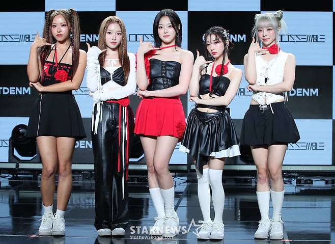 (서울=뉴스1) 권현진 기자 = 그룹 루셈블의 혜주(왼쪽부터)와 고원, 현진, 여진, 비비가 2일 오후 서울 강남구 일지아트홀에서 가진 세 번째 미니앨범 'TTYL' 발매 기념 쇼케이스에서 포즈를 취하고 있다. 2024.9.2/뉴스1  Copyright (C) 뉴스1. All rights reserved. 무단 전재 및 재배포,  AI학습 이용 금지. /사진=(서울=뉴스1) 권현진 기자