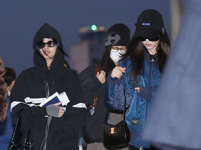 일본 행사 차 출국하는 뉴진스 멤버들. 사진ㅣ뉴스1