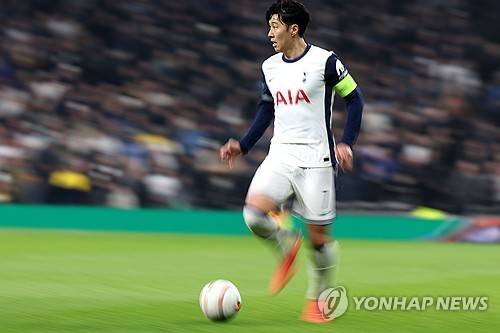 손흥민은 29일 영국 런던의 토트넘 홋스퍼 스타디움에서 끝난 2024-2025 유럽축구연맹(UEFA) 유로파리그 리그 페이즈 5차전 AS로마와의 홈 경기에서 전반 5분 페널티킥을 차 넣어 이번 시즌 4호골을 달성했다. 손흥민이 골을 터트리기는 지난 10월19일 애스턴 빌라와의 프리미어리그 홈 경기 이후 한 달 열흘 만이다. UEFA 클럽대항전에서 득점하기는 2022년 10월12일 UEFA 쳄피언스리그 아인트라흐트 프랑크푸르크와의 홈 경기 이후 2년 1개월 17일 만이다. 토트넘은 이날 2-2로 비겼다. 연합뉴스