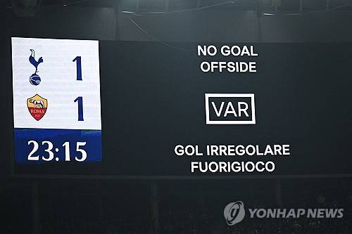 손흥민은 29일 영국 런던의 토트넘 홋스퍼 스타디움에서 끝난 2024-2025 유럽축구연맹(UEFA) 유로파리그 리그 페이즈 5차전 AS로마와의 홈 경기에서 전반 5분 페널티킥을 차 넣어 이번 시즌 4호골을 달성했다. 손흥민이 골을 터트리기는 지난 10월19일 애스턴 빌라와의 프리미어리그 홈 경기 이후 한 달 열흘 만이다. UEFA 클럽대항전에서 득점하기는 2022년 10월12일 UEFA 쳄피언스리그 아인트라흐트 프랑크푸르크와의 홈 경기 이후 2년 1개월 17일 만이다. 토트넘은 이후 AS로마에 두 번이나 동점포를 내줘 2-2로 비겼다. 연합뉴스