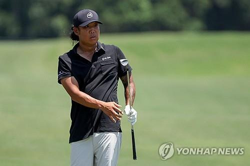 공의 궤적을 쫓는 앤서니 김. [AFP/게티이미지=연합뉴스]