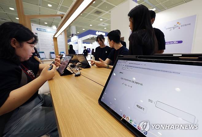 AI 디지털교과서 프로토타입 체험 (서울=연합뉴스) 박동주 기자 = 23일 서울 강남구 코엑스에서 열린 2024 에듀테크 코리아 페어에서 관람객들이 부스를 둘러보고 있다. 2024.9.23 pdj6635@yna.co.kr