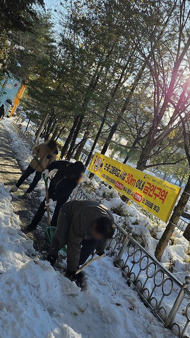 아파트 주변까지 정리하는 주민들  [독자제공. 재판매 및 DB 금지]