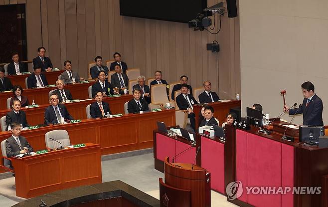 예결위 전체회의 (서울=연합뉴스) 신준희 기자 = 29일 국회 예결위 전체회의에서 박정 위원장이 의사봉을 두드리고 있다. 2024.11.29 hama@yna.co.kr