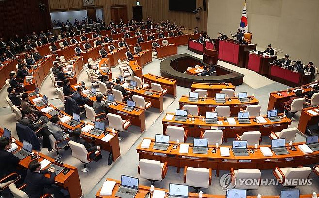 예결위, 감액 예산안 의결 (서울=연합뉴스) 신준희 기자 = 29일 국회에서 열린 예산결산특별위원회 전체회의에서 박정 위원장이 야당 단독으로 감액 예산안을 통과시키고 있다. 2024.11.29 hama@yna.co.kr