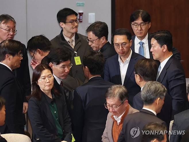 어두운 표정의 국무위원들 (서울=연합뉴스) 신준희 기자 = 29일 국회에서 열린 예산결산특별위원회 전체회의에서 야당 단독으로 감액 예산안이 통과된 뒤 최상목 부총리 겸 기획재정부 장관 등이 회의장을 나서고 있다. 2024.11.29 hama@yna.co.kr