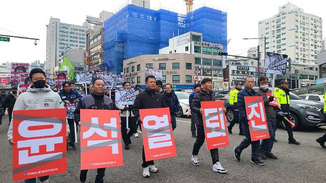 사회대전환·윤석열정권퇴진 인천운동본부가 30일 인천 부평구 부평역 도로에서 개최한 ‘윤석열정권 퇴진 인천시민대행진’에서 참가자들이 피켓을 들고 행진하고 있다. (사진 = 인천운동본부 제공)