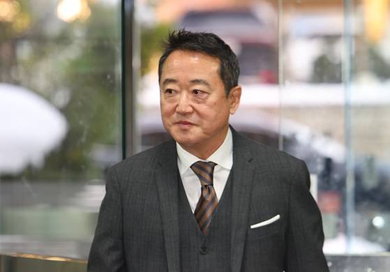 이웅열 코오롱 명예회장이 29일 오전 서울 서초구 서울중앙지법에서 열린 1심 선고 공판에 출석하고 있다. 〈사진=연합뉴스〉