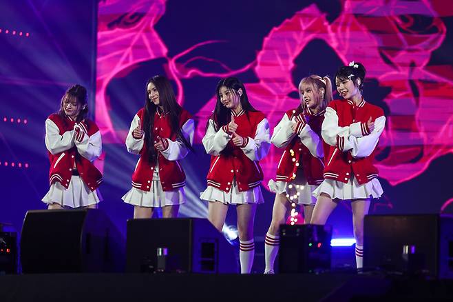30일 광주 김대중컨벤션센터에서 KIA V12 타이거즈 페스타가 성황리에 열렸다. 걸그룹 아일릿이 축하공연을 하고 있다. 사진 | KIA 타이거즈