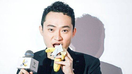 저스틴 선이 29일(현지시간) 벽에 붙인 바나나를 떼어내 먹고 있다. [사진출처=AF연합뉴스]