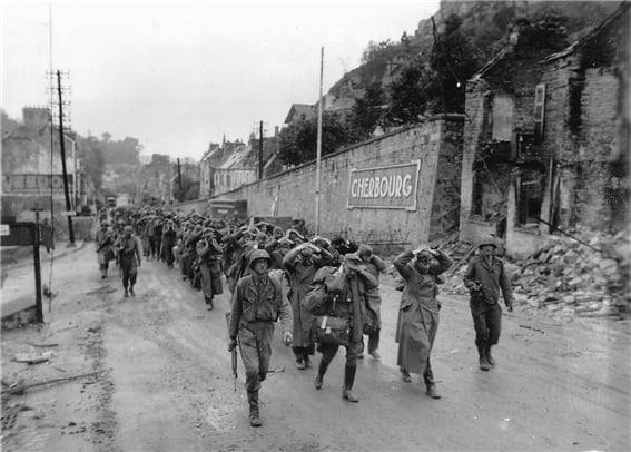 1944년 프랑스 셰르부르에서 미군에 잡혀서 압송되는 독일의 전쟁 포로들. wikipedia.com