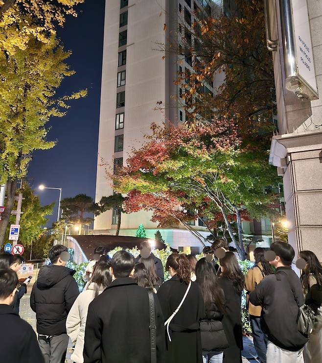 지난 주말 서울 상수동의 한 아파트 앞에 모여 해당 아파트 관련 설명을 듣고 있는 ‘임장 크루’. /정상혁 기자