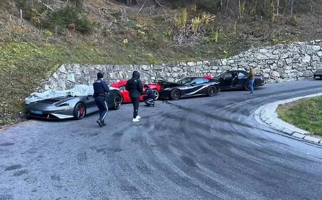 오스트리아에서 페라리 2대, 맥라렌 1대, 벤틀리 1대 등 슈퍼카 4대가 잇따라 추돌했다. /해외 온라인 커뮤니티 '레딧'