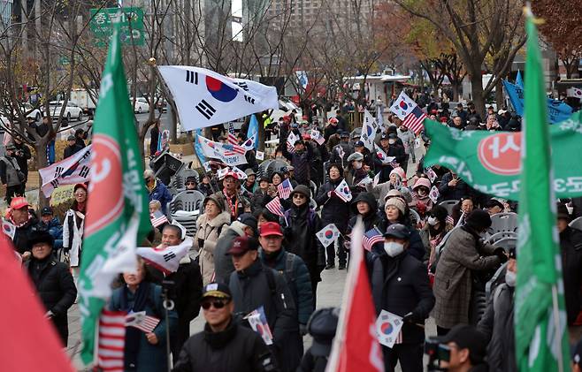 30일 오후 서울 종로구 동화면세점 앞에서 전국안보시민단체연합 등 회원들이 자유통일을 위한 주사파 척결대회를 하고 있다. /연합뉴스