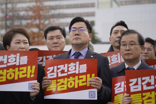 더불어민주당 박찬대 원내대표 등 민주당 의원들이 26일 서울 용산 대통령실 앞에서 김건희 여사 특검법 거부권 규탄 긴급 기자회견을 하고 있다. 연합뉴스