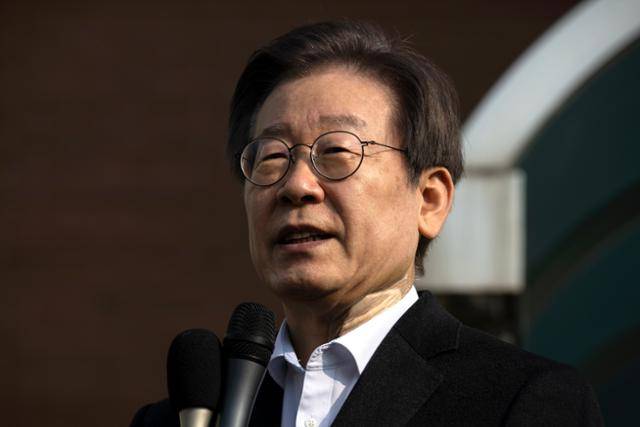 지난 1월 10일 오전 이재명 더불어민주당 대표가 지난 2일 흉기 피습 8일 만에 입원 중이던 서울대병원에서 퇴원하고 있다. 이 대표는 이날 오전 11시쯤 퇴원 수속을 밟은 뒤 병원 밖에서 "상대를 죽여 없애야 하는 전쟁 같은 이 정치를 이제는 종식해야 한다"면서 "증오의 정치, 대결의 정치를 끝내고 서로 존중·상생하는 정치로 복원하는 이정표가 되길 소망한다"고 밝혔다. 한국일보 자료사진