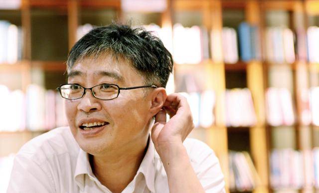 우석훈 박사가 2014년 7월 22일 서울 중구 정동의 한 카페에서 당시 펴낸 책 '내릴 수 없는 배'에 대해 이야기하고 있다. 한국일보 자료사진