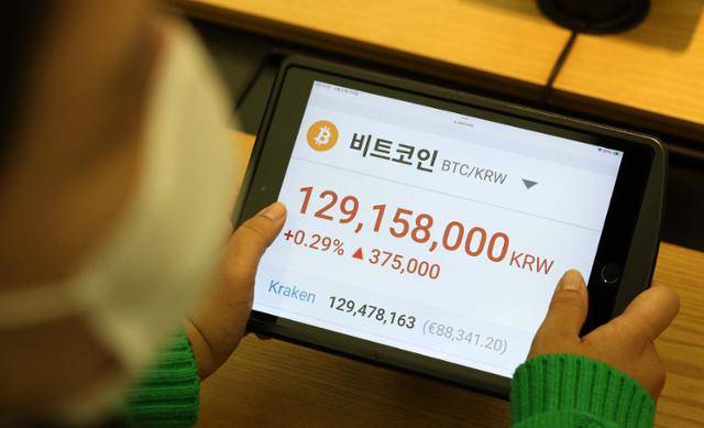 10만 달러 진입을 앞뒀던 비트코인 가격이 9만 달러 선까지 떨어지며 약세를 보이고 있는 27일 서울 강남구 업비트 고객센터에 비트코인 가격 정보가 표시되고 있다. 뉴시스