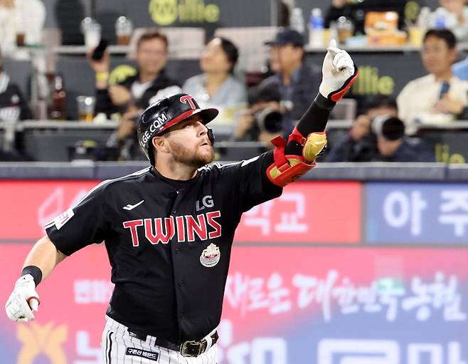 오스틴이 10월 8일 KT 위즈와의 준플레이오프 3차전 5회 초 1사 1, 2루에서 역전 스리런홈런을 치고 홈인해 관중석을 향해 하트를 보내고 있다. 수원=김민규 기자 mgkim1@edaily.co.kr /2024.10.08/