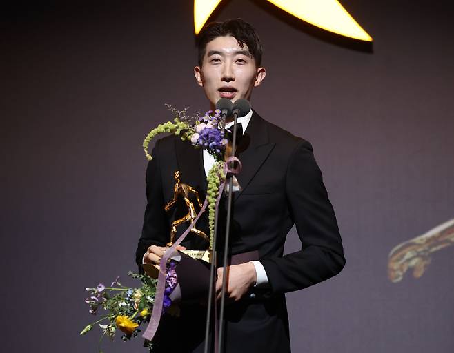 <yonhap photo-3563=""> 소감 말하는 조현우 (서울=연합뉴스) 류영석 기자 = 29일 오후 서울 서대문구 스위스그랜드호텔에서 열린 K리그 2024 대상 시상식에서 K리그1 최우수선수상(MVP)을 수상한 울산HD 조현우가 소감을 말하고 있다. 2024.11.29 ondol@yna.co.kr/2024-11-29 17:31:43/ <저작권자 ⓒ 1980-2024 ㈜연합뉴스. 무단 전재 재배포 금지, AI 학습 및 활용 금지></yonhap>