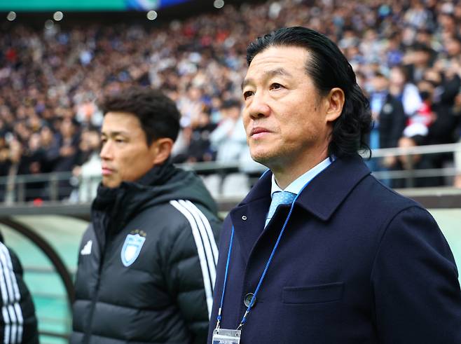 <yonhap photo-1969=""> 결승전 앞둔 울산 김판곤 감독 (서울=연합뉴스) 김도훈 기자 = 30일 오후 서울월드컵경기장에서 열린 2024 하나은행 코리아컵 포항 스틸러스와 울산HD의 결승전. 울산 김판곤 감독이 경기 시작을 기다리고 있다. 2024.11.30 superdoo82@yna.co.kr/2024-11-30 15:13:37/ <저작권자 ⓒ 1980-2024 ㈜연합뉴스. 무단 전재 재배포 금지, AI 학습 및 활용 금지></yonhap>