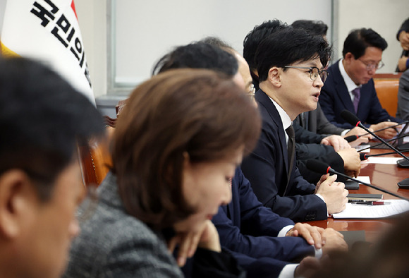 한동훈 국민의힘 대표가 28일 오전 서울 여의도 국회에서 열린 최고위원회의에서 발언을 하고 있다. [사진=뉴시스]