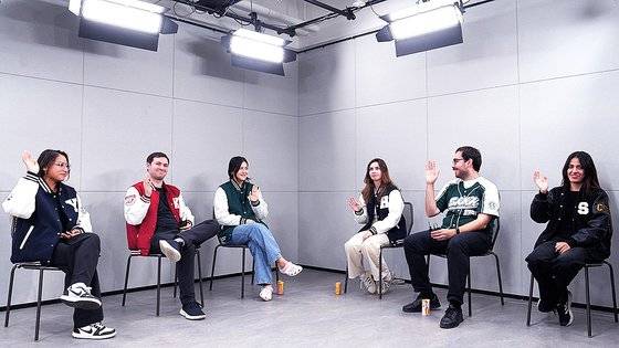 6일 중앙일보 사옥에서 진행된 외국인 유학생 심층 인터뷰에서 카니카 처드리(23·연세대), 루이 헤일(31·고려대), 말리카 타이포바(23·이화여대), 다니엘라 오토니(28·홍익대), 야신 오즈데미르(23·성균관대), 자라 골라미(24·서울대) 학생이 기자의 질문에 답변하고 있다. 사진 왕준열, 김한솔PD