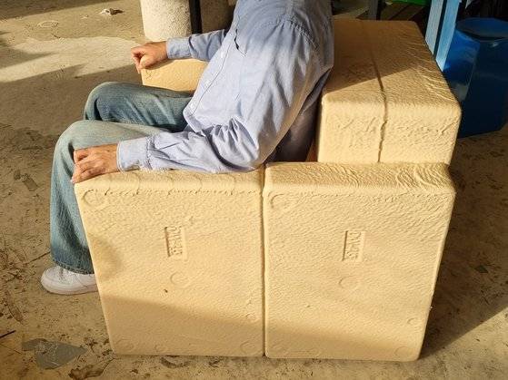 지난달 26일 마포구 소재 김씨의 작업실. 기자가 김씨가 만든 의자에 직접 앉아봤다. 눈으로 볼 땐 스티로폼 상자를 붙였다는 느낌이 직관적으로 들었지만, 앉아보니 스티로폼으로 만들었다는 사실이 믿겨지지 않을 정도로 견고했다. 사진 박종서 기자