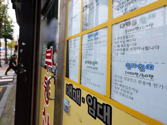 서울 주택가의 한 부동산중개업소 매물판. 정부의 대출 규제 등으로 월세 수요가 늘면서 월세가 급등세를 보이고 있다. [뉴스1]
