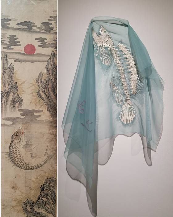 등용문 전설을 다룬 조선 민화 ‘약리도’와 현대미술가 이인선의 자수 작품 ‘등용문’. 문소영 기자