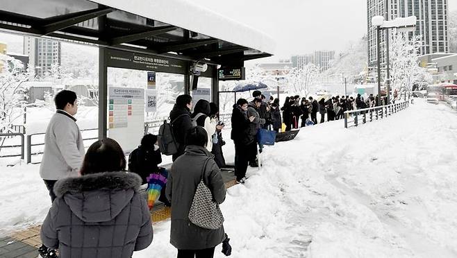 이틀째 폭설이 이어진 28일 경기 성남시 분당구 대장동 일대에서 출근하는 직장인들이 버스를 기다리고 있다./이솔 기자