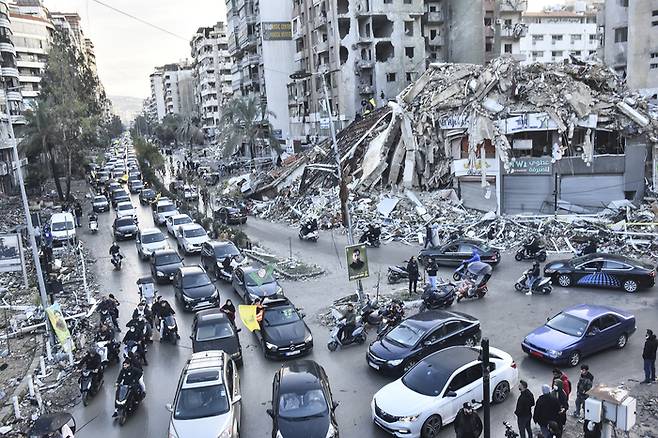 이스라엘과 레바논 무장정파 헤즈볼라가 휴전에 돌입한 지난 27일(현지시간) 공습으로 파괴된 베이루트 다히예 지역이 귀향하려는 피란민들의 차량으로 북새통을 이루고 있다. 지난 두 달간 이스라엘의 레바논 공세가 거세지며 레바논에선 약 100만명의 피란민이 발생했다. UPI연합뉴스